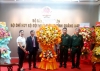Đ/c Nguyễn Út - Phó Chủ tịch Thường trực HND tỉnh tặng hoa cho Bộ đội biên phòng tỉnh