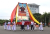 Nghi thức rước ảnh Chủ tịch Hồ Chí Minh đi qua lễ đài khai mạc hội thao. Ảnh: A.N