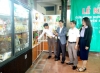 Lãnh đạo huyện Quế Sơn tham quan cửa hàng OCOP tại Đèo Le. Ảnh: DUY THÁI
