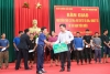 Đ.c Nguyễn Út - PCT Thường trực HND tỉnh trao số tiền 15 triệu đồng hỗ trợ các ngư dân gặp nạn