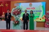 Đ/c Huỳnh Thị Thùy Dung - UVBTV, Trưởng Ban Dân vận Tỉnh ủy tặng hoa chúc mừng Đại hội