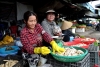 Bà Đoàn Thị Hoa (bìa trái) cung cấp nấm bào ngư cho tiểu thương ở chợ Tam Kỳ bán lẻ. Ảnh: Q.VIỆT