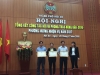 Đồng chí Lê Thị Minh Tâm trao bằng khen cho các tập thể