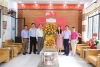 Đ/c Thái Thị Bích Phin - Phó Chủ tịch HND tỉnh tặng hoa chúc mừng Hội CCB tỉnh