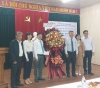 Phó Chủ tịch UBND tỉnh Hồ Quang Bửu tặng hoa cho Trung tâm Giáo dục nghề nghiệp và hỗ trợ nông dân. Ảnh: Sinh Vương