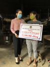 Đ/c Thái Thị Bích Phin - PCT Hội Nông dân tỉnh trao số tiền hỗ trợ gia đình đ/c Hồ Minh Khải