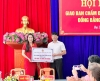Đ/c Thái Thị Bích Phin – Phó Chủ tịch Hội Nông dân tỉnh trao tặng sinh kế