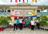 Ban tổ chức trao cúp vô địch cho đội bóng chuyền xã Tam Mỹ Đông. Ảnh: V.P