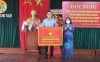 Đồng chí Huỳnh Thị Thùy Dung - UVBTV Tỉnh ủy - Trưởng Ban Dân vận Tỉnh ủy trao cờ dẫn đầu thi đua cho HND thị xã Điện Bàn