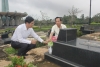 Bộ trưởng Bộ LĐ-TB&XH Đào Ngọc Dung và Bí thư Tỉnh ủy Nguyễn Ngọc Quang thắp hương tại nghĩa trang liệt sĩ tỉnh.