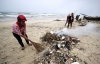 Ra quân thu gom rác thải trên bãi biển ở thôn Trung Thanh (xã Tam Thanh, Tam Kỳ). Ảnh: N.P