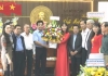 Đồng chí Lê Văn Dũng - Phó Bí thư thường trực Tỉnh ủy tặng hoa chúc mừng tập thể cán bộ Hội Nông dân tỉnh