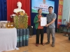 Đ/c Trần Hồng Ka - Chủ tịch HND thị trấn Trà My trao Quyết định thành lập tổ Hội Nông dân nghề nghiệp