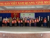 Đ/c Nguyễn Văn Thận - Phó Chủ tịch Hội Nông dân tỉnh trao quà Tết cho HVND