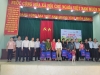 Lãnh đạo Hội Nông dân tỉnh và đại diện báo Tuổi trẻ trao sinh kế cho hội viên nông dân