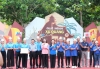 Đ/c Nguyễn Út - Phó Chủ tịch Thường trực HND tỉnh trao Bằng khen cho các đội chơi