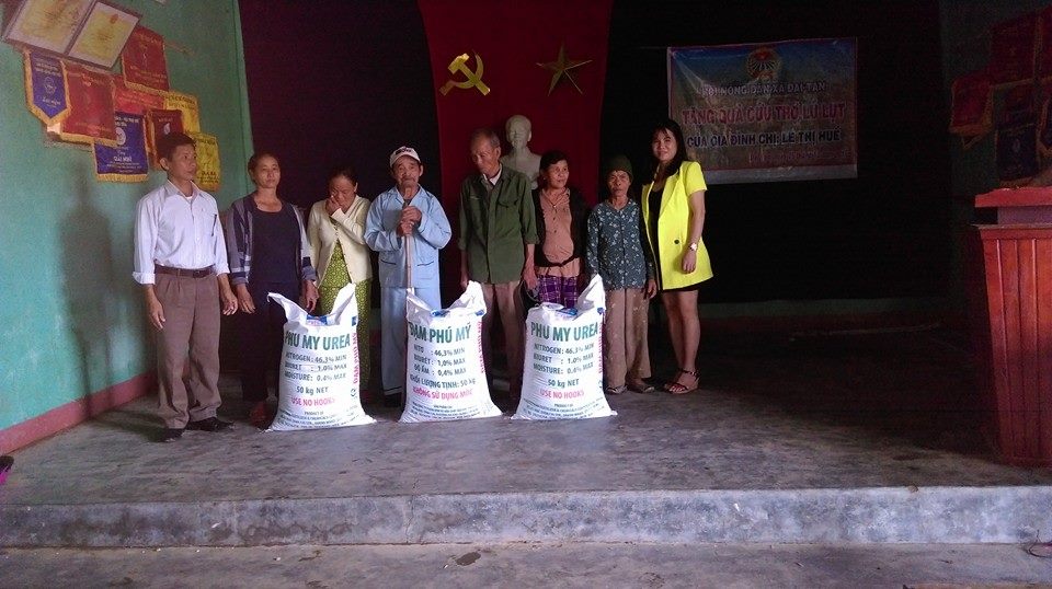 Lãnh đạo HND huyện Đại Lộc và đơn vị tài trợ trao quà cho bà con nông dân