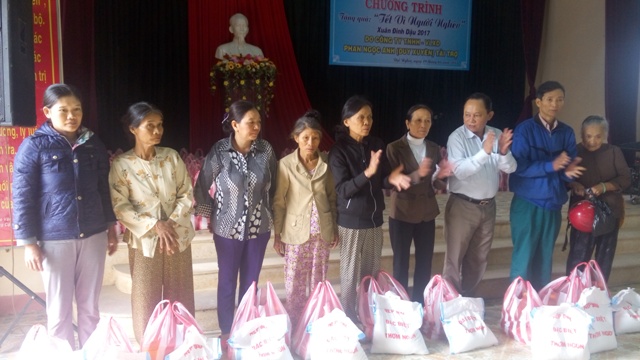 Ông Vũ Văn Thẩm, Chủ tịch HND tỉnh trao quà cho nông dân nghèo vui xuân, đón tết