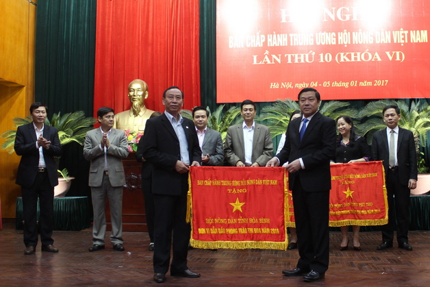 Chủ tịch Hội NDVN Lại Xuân Môn trao tặng cờ thi đua của Trung ương Hội cho 17 tỉnh, thành Hội