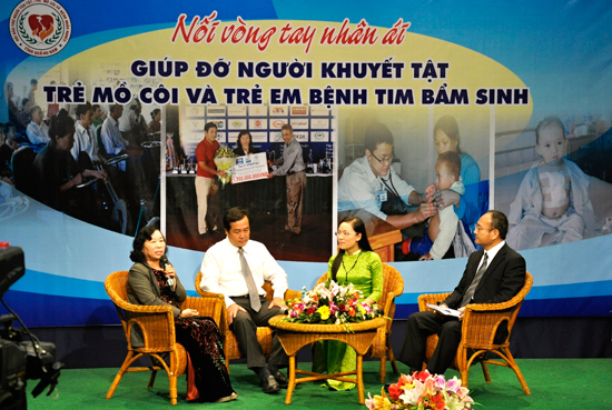 Bà Hồ Thị Thanh Lâm trong một cuộc gặp gỡ, đối thoại chủ đề “Nối vòng tay nhân ái” .