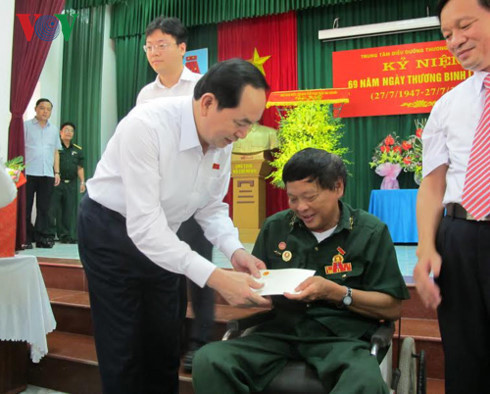 Chủ tịch nước tặng quà một thương binh tại Trung tâm điều dưỡng huyện Duy Tiên (Hà Nam)