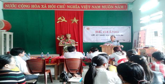 Đ/c Nguyễn Văn Thận PCT - Giám đốc Trung tâm DN&HTND Hội Nông dân Tỉnh Quảng Nam phát biểu tại lễ bế giảng