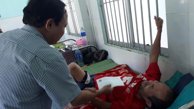 Chủ tịch HND tỉnh Vũ Văn Thẩm trực tiếp thăm người dân bị thương đang điều trị tại Bệnh viện Nam Trà My