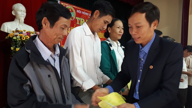 Đồng chí Nguyễn Út - Phó Chủ tịch HND tỉnh trao thẻ bảo hiểm cho HVND