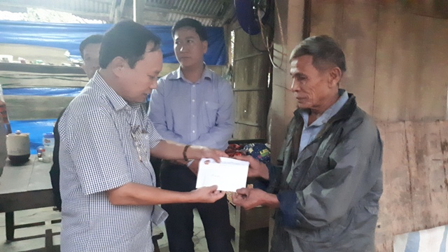 Đồng chí Vũ Văn Thẩm, chủ tịch HND tỉnh Quảng Nam trao tiền hỗ trợ cho hội viên nông dân có nhà bị sập hoàn toàn.