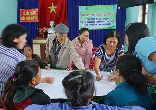 Rất đông bà con nông dân thôn Thanh Tam Tây dự lớp tham vấn cộng đồng học hỏi cách làm du lịch. ảnh: N.Trang