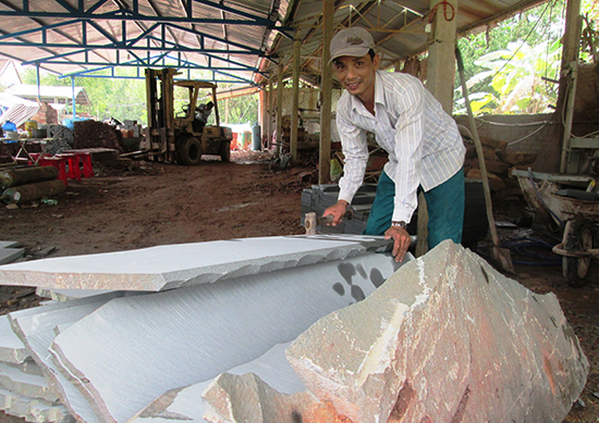 Nhiều lao động có việc làm thường xuyên tại cơ sở sản xuất đá sa thạch của HTX Duy Phú
