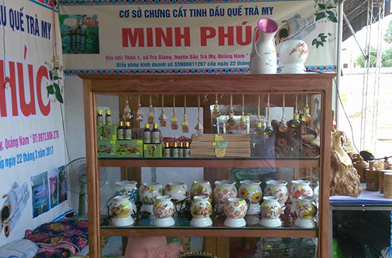 Sản phẩm của cơ sở sản xuất tinh dầu quế Trà My Minh Phúc trưng bày ở hội chợ trong tỉnh. ảnh: V.N