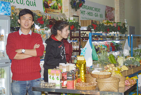 Anh Dương Hiển Tú bên cạnh các sản phẩm của mình ở một cửa hàng “An Phú Farm” tại Đà Nẵng. Ảnh: Q.T