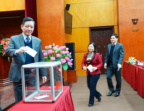 Các đại biểu tham dự Hội nghị bỏ phiếu bầu bổ sung Ủy viên BCH, Ủy viên BTV và bầu chức danh Chủ tịch Ban Chấp hành Trung ương Hội Nông dân Việt Nam khóa VI (nhiệm kỳ 2013- 2018)