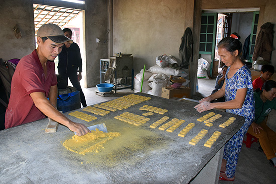 Cơ sở bánh Thanh Viên đều tập trung nhân công để làm bánh cung ứng thị trường tết.