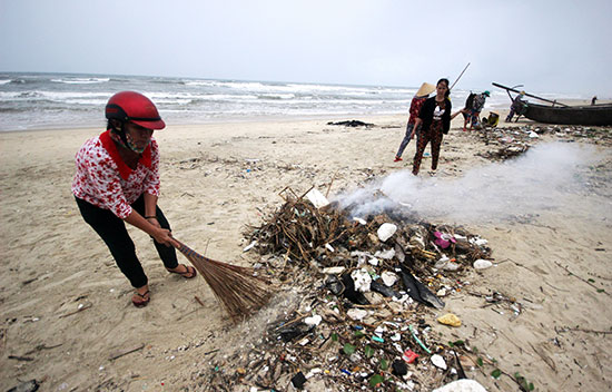 Ra quân thu gom rác thải trên bãi biển ở thôn Trung Thanh (xã Tam Thanh, Tam Kỳ). Ảnh: N.P