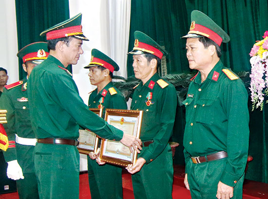 Thừa lệnh Chủ tịch nước, lãnh đạo Bộ Tư lệnh Quân khu 5 trao tặng Huân chương Bảo vệ Tổ quốc cho các cá nhân thuộc Bộ Chỉ huy Quân sự tỉnh. Ảnh: TH.CÔNG