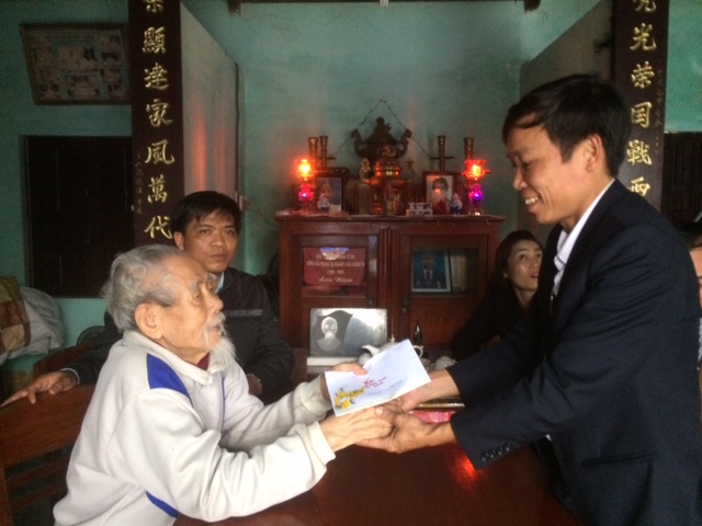 Đồng chí Nguyễn ÚT- PCT TT Hội Nông dân tặng quà cho ông Phạm Tấn Phùng (98 tuổi)  Nguyên Bí thư Nông Hội Quảng Đà