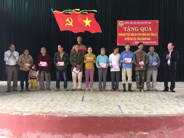 Đ/c Lương Quốc Đoàn - PCT Trung ương Hội Nông dân Việt Nam tặng quà Tết cho nông dân xã Đại Cường, huyện Đại Lộc