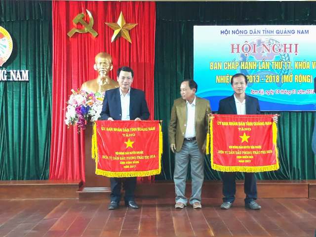 Đ/c Vũ Văn Thẩm - UVTV TW HNDVN - TUV - CT HND tỉnh trao cờ thi đua xuất sắc cho HND huyện Tiên Phước, Đại Lộc
