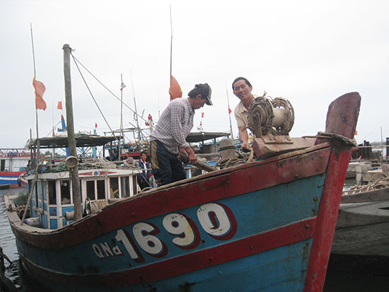 Tàu câu mực khơi ở Tam Giang chuẩn bị xuất bến. Ảnh: VĂN PHIN