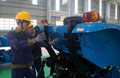 Công nhân Ô tô Trường Hải đang lắp ráp máy kéo nông nghiệp. Ảnh: T.H