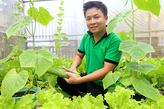 Trương Văn Vương trong khu vườn trồng rau sạch bằng phương pháp hữu cơ tại nhà. Ảnh: THÀNH CÔNG