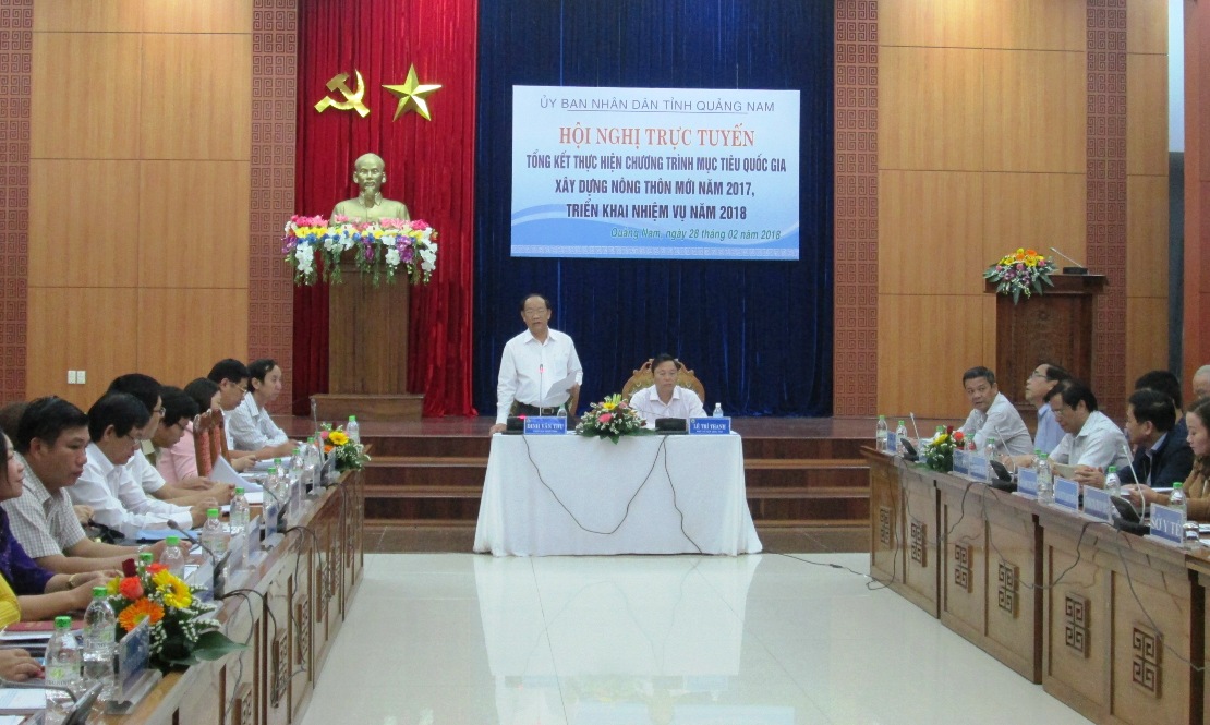 hủ tịch UBND tỉnh Đinh Văn Thu phát biểu khai mạc hội nghị trực tuyến tại điểm cầu trung tâm. Ảnh: VĂN SỰ