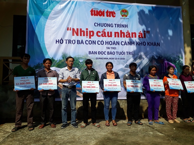 Đại diện Báo Tuổi trẻ trao biểu trưng hỗ trợ bò giống cho nông dân huyện Nam Giang