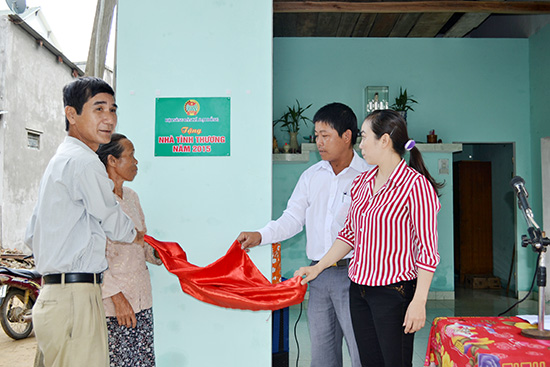 Hội Nông dân xã Đại Đồng tặng nhà tình thương cho hội viên.