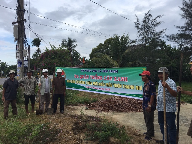 Hội viên nông dân trồng cây xanh và dọn vệ sinh môi trường KDC NTM kiểu mẫu thôn Thanh Nhì