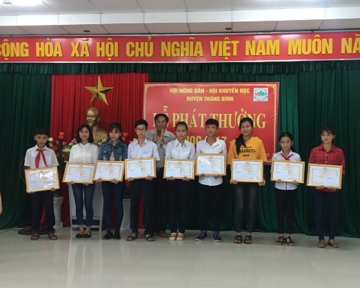 Đ/c Võ Xuân Tùng - CT HND huyện Thăng Bình trao thưởng cho con cán bộ hội