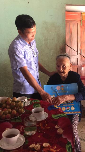 Đ/c Nguyễn Út – PCT thường trực Hội Nông dân tỉnh tặng quà mẹ VNAH Võ Thị Tiềm