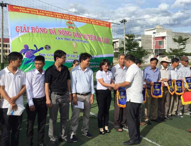 Đ/c Nguyễn Văn Sung - UVTV - Trưởng Ban Tuyên huấn HND tỉnh trao cờ lưu niệm cho các đơn vị